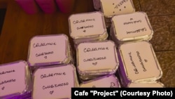 Їжа для білоруських політв'язнів, приготовлена та запакована працівниками чернігівського кафе «Проект»