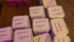 Ежа для беларускіх палітзьняволеных, якую прыгатавалі і запакавалі супрацоўнікі чарнігаўскай кавярні «Праект»