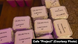 Ежа для беларускіх палітзьняволеных, якую прыгатавалі і запакавалі супрацоўнікі чарнігаўскай кавярні «Праект»