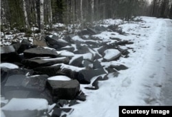 Каменные отвалы на обочине деревенской дороги
