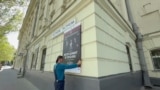 Сотрудник театра в Севастополе снимает афишу спектакля "Ветер шумит в тополях" режиссера Римаса Туминаса после отмены гастролей московского театра им. Вахтангова местными властями