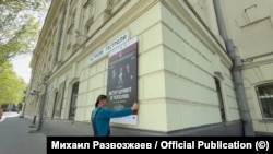 Співробітник театру в Севастополі знімає афішу вистави «Вітер шумить у тополях» режисера Рімаса Тумінаса після скасування гастролей московського театру ім. Вахтангова місцевою владою