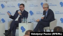 Генеральний прокурор України Юрій Луценко та британський журналіст Стівен Сакур під час панелі на саміті YES 15 вересня