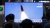 نمایی از تلویزیون کره جنوبی که پرتاپ یک موشک کره شمالی را نمایش می‌دهد. (عکس از آرشیو)