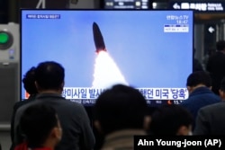 Sud-coreenii se uită la transmisiunea lansării unei rachete din Coreea de Nord, în timpul unui program de știri la stația Suseo, din Seul, 25 martie 2021. Suseo este o stație de pe linia de metrou Seul 3.