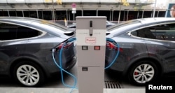 Tesla Model X elektromos kocsik egy töltőállomáson. A hidrogéncellát gyorsabban lehet feltölteni