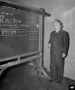 اینشتین هنگام صحبت در یک انجمن علمی در پنسیلوانیا، ۲۸ دسامبر ۱۹۳۴