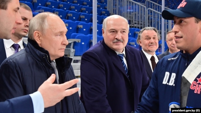 29 января 2024 года, Владимир Путин показывает Александру Лукашенко 