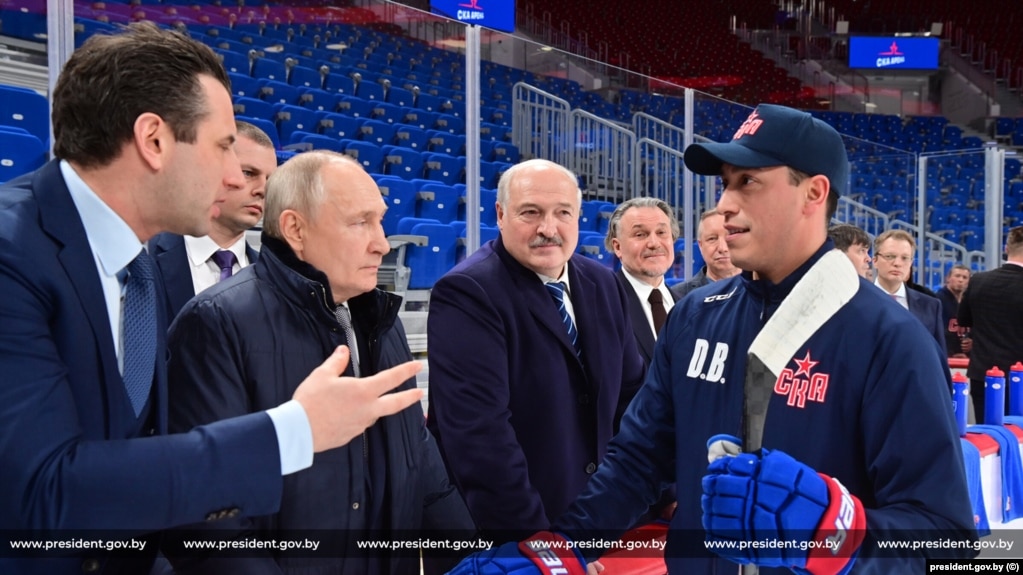 Володимир Путін показує Олександрові Лукашенку «СКА-Арену», праворуч від Лукашенка – Гавриїл (Віктор) Фролов, 29 січня 2024 року
