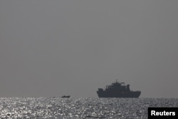 Судна в Ормузькій протоці неподалік узбережжя Бандар-Аббаса