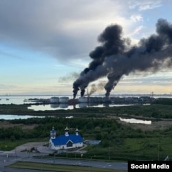 Пожар на нефтебазе в морском порту Санкт-Петербурга после удара украиских дронов 3 июня, в день открытия ПМЭФ