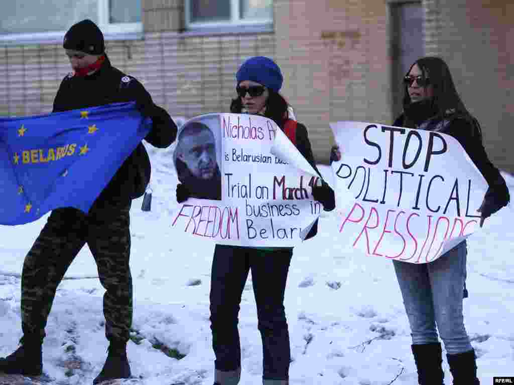 Акцыя салідарнасьці зь вязьнямі Міколай Аўтуховічам і Ўладзімерам Асіпенкам каля літоўскай амбасады ў Менску