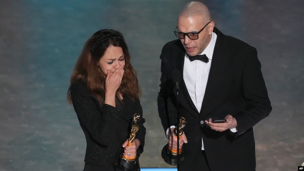 شیرین سوهانی و همکار و همسرش حسین ملایمی هنگام دریافت اسکار