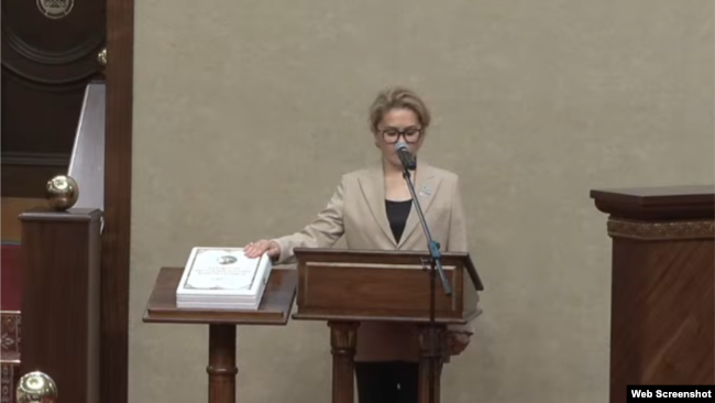 Дана Медеуова дает присягу депутата. Астана, 28 августа 2026 года