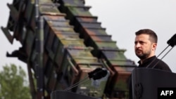 Ukrajinski predsjednik Volodimir Zelenski nakon posjete vojnom poligonu na sjeveroistoku Njemačke gdje se ukrajinski vojnici obučavaju na raketnom sistemu protivvazdušne odbrane "Patriot”, 11. juna 2024. godine