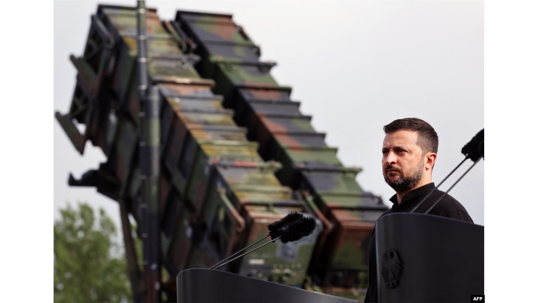 Președintele ucrainean Volodimir Zelenski susține o declarație de presă după o vizită într-o zonă de antrenament militar din Mecklenburg-Vorpommern, nord-estul Germaniei, pe 11 iunie 2024, unde soldații ucraineni sunt antrenați să folosească sisteme Patriot.