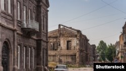 1988-ի երկրաշարժից վնասված շինություն Գյումրիի կենտրոնական փողոցներից մեկում, արխիվ