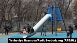 Діти з батьками бавляться в оновленому сквері біля центрального поспекту міста