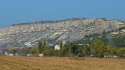 Участок с древними поселениями тавров, на котором запланировано строительство, находится за резервуарами нефтебазы (в центре снимка)