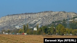 Участок с древними поселениями тавров, на котором запланировано строительство, находится за резервуарами нефтебазы (в центре снимка)