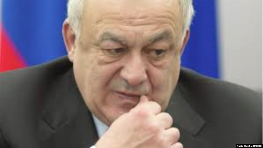 О возможной отставке Мамсурова заговорили задолго до истечения второго срока главы республики. Эксперты прочили ему увольнение в декабре 2010-го, называя среди причин непопулярность у населения, раскол внутри элит и плачевное состояние экономики