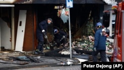Egy felrobbantott lengyel bolt maradványait vizsgálják a bűnügyi helyszínelők Aalsmeerben, 2020. december 8-án.