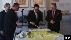Грчкиот премиер Алексис Ципрас ја сече традиционалната новогодишна пита во грчкото МНР