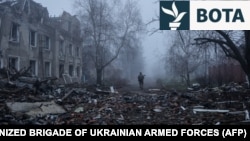 Një ushtar ukrainas ec pranë ndërtesave të shkatërruara në qytetin e vijës së frontit, Kostiantinivka, Ukrainë, më 28 nëntor.