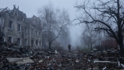 Украинский военнослужащий идет по руинам Константиновки, ноябрь 2025 года