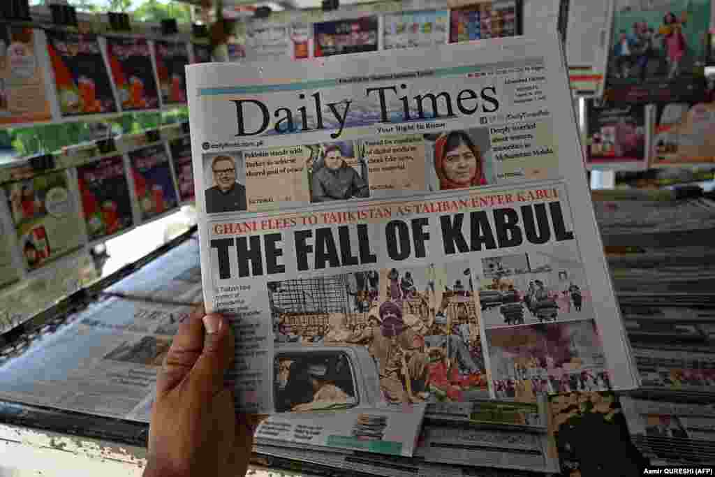 16 august: &quot;Căderea Kabulului&quot;, titlul unui ziar dintr-un chioșc din Pakistan.
