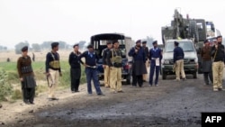 په ټانک کې پولیس تر یو برید وروسته د پېښې په ځای کې ولاړ دي - انځور له ارشیفه. 