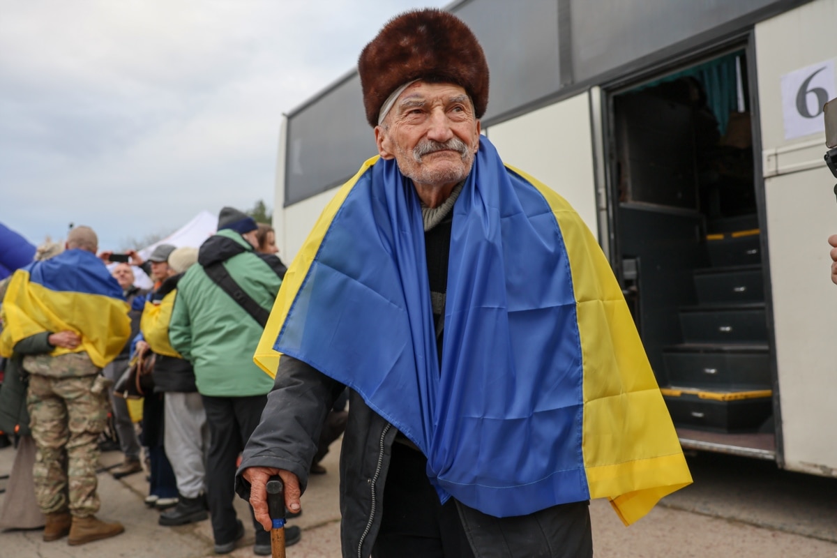 Володимиру Васильовичу з окупованих Олешок через два тижні виповниться 80 років. Через погане самопочуття під час евакуації чоловік декілька разів втрачав свідомість, розбив голову, розповів він Радіо Свобода<br><br>