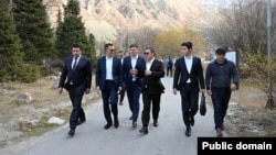 Оңдон экинчи адам Садыр Жапаровдун кичүү уулу Нурдөөлөт Нургожоев.