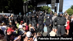 Protesti protiv vladinih mjera ograničenja u Berlinu, 1. august 2020.