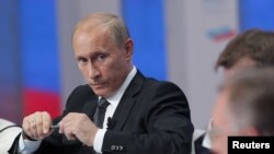 Премьер-министр России Владимир Путин выслушивает спикеров на конференции региональных отделений партии «Единая Россия». Нижний Новгород, 14 сентября 2010 года.