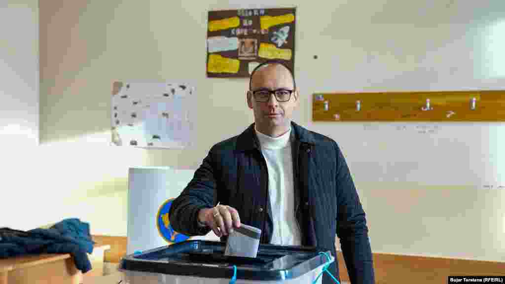 Kandidati i Listës Serbe, Igor Simiq, voton në zgjedhjet e parakohshme parlamentare të Kosovës, në një qendër votimi në Mitrovicën e Veriut.