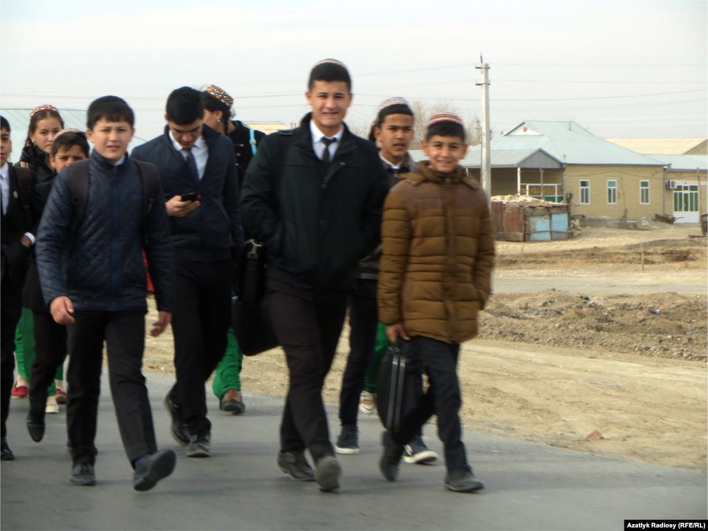 Mary welaýatynda mekdepden öýlerine gaýdyp barýan çagalar