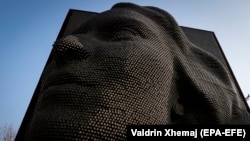 Spomenik u Prištini nazvan "Heroine" posvećen žrtvama silovanja na Kosovu