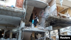 După un bombardament israelian, într-un cartier estic al orașului Rafah, din Gaza, la 9 mai 2024. 