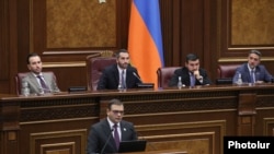Արտաքին գործերի փոխնախարար Ռոբերտ Աբիսողոմոնյանը Ազգային ժողովում ներկայացնում է  COP17-ի անցկացման շուրջ համաձայնագիրը, Երևան, 12-ը փետրվարի, 2026թ.