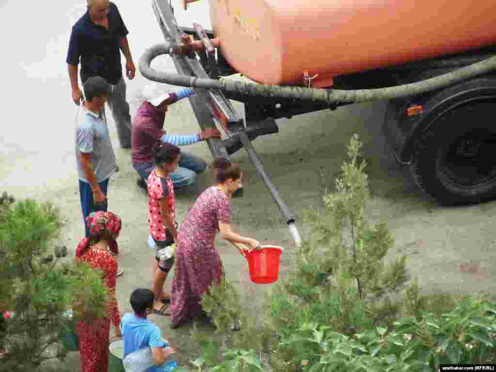 Ýaşaýyş jaýlarynda suw kesileni sebäpli, "Parahat" mikroraýonunyň ýaşaýjylary ýörite ulagda getirilýän agyz suwuny daşaýarlar.