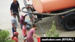 Aşgabadyň ýaşaýjylary bedreläp suw daşaýarlar.