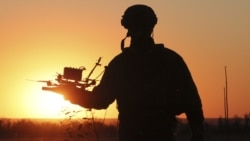 Украинский военный с FPV-дроном