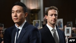 CEO-ul Meta, Mark Zuckerberg (în dreapta) a fost nevoit să-și ceară scuze de la familiile victimelor hărțuirii online, în timp ce șeful TikTok, Shou Zi Chew, a fost întrebat dacă are legături cu Partidul Comunist Chinez, ceea ce el a negat repetat.