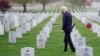  Președintele american Joe Biden printre mormintele din Cimitirul Național Arlington din Arlington / Virginia - 14 aprilie 2021 