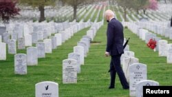  Președintele american Joe Biden printre mormintele din Cimitirul Național Arlington din Arlington / Virginia - 14 aprilie 2021 