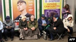 Cetățeni din Kiev se adăpostesc într-o stație de metrou în timpul unui raid ruses cu rachete. 28 martie 2024.