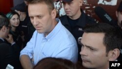 Russian opposition leader Aleksei Navalny (left) and RPR-Parnas opposition party candidate Ilya Yashin (right) speak with people near the Open Russia movement during regional elections in the town of Kostroma on September 13.