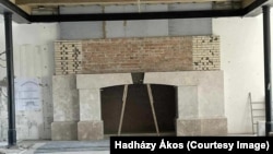 A hatvanpusztai egyik épület étkezőjében hatalmas kandalló készült