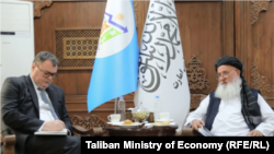 قاری دین محمدحنیف، سرپرست وزارت اقتصاد طالبان با پیر البرت الساس، نماینده سفارت ناروی برای افغانستان